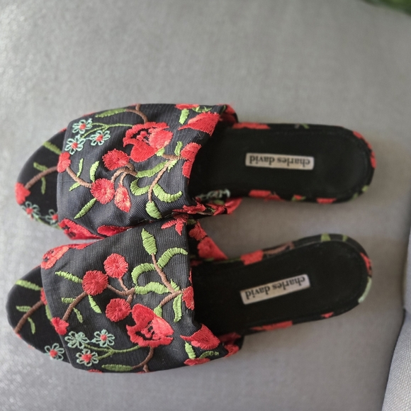 Charles David Women's Floral Embroidered Slides - Black and Red ~size 11 - Picture 1 of 4